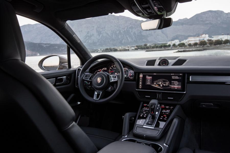 Интерьер Porsche Cayenne Turbo 2017 года  (WW) (фото 22 из 45)